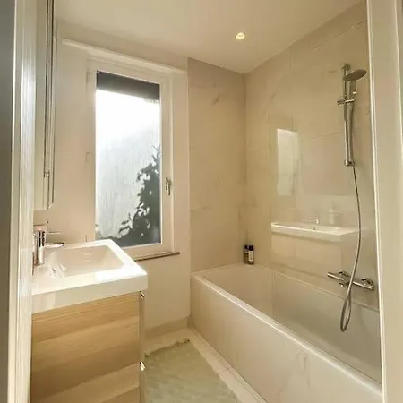 Charming 3-bedroom House With Big City Garden, Ideal For Expats Or Families Apartamento